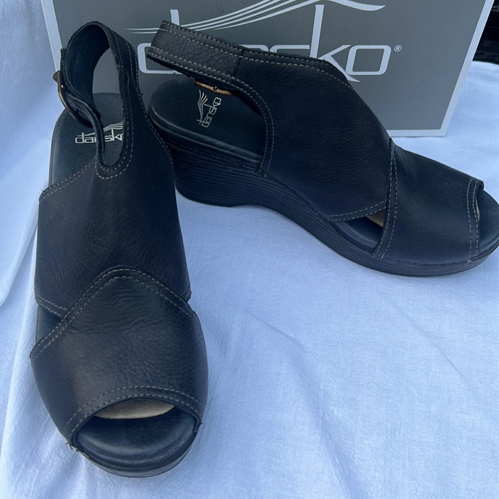 Dansko Womans Vanda Wedge Black Leather Peep Toe Buckle Sandal Size (9.5 US)